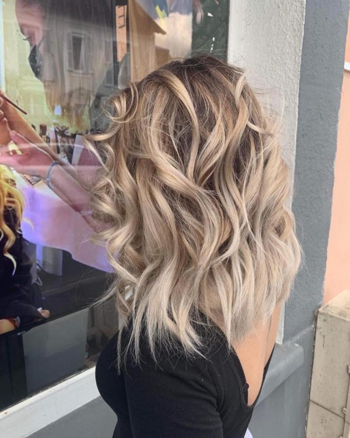 Coiffure bronde wavy