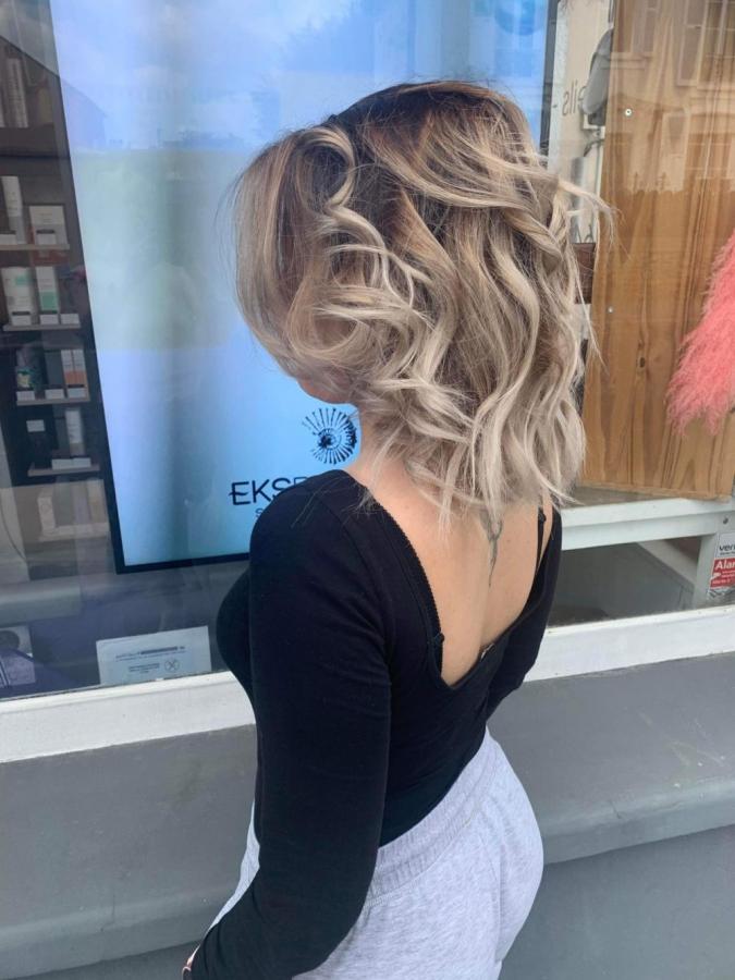 Coiffure bronde wavy